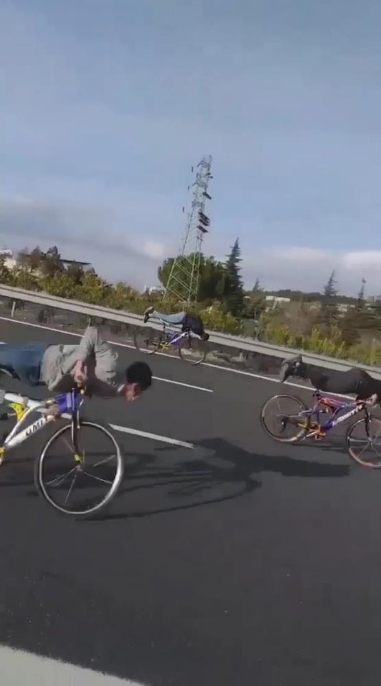 Bisikletli gençler otoyolda ölüme davetiye çıkardı