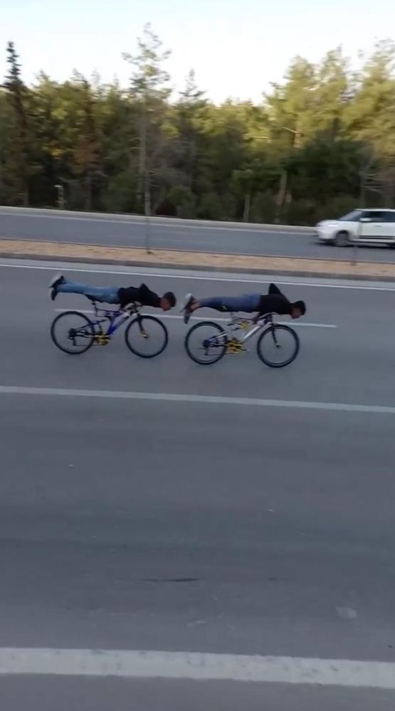 Bisikletli gençler otoyolda ölüme davetiye çıkardı