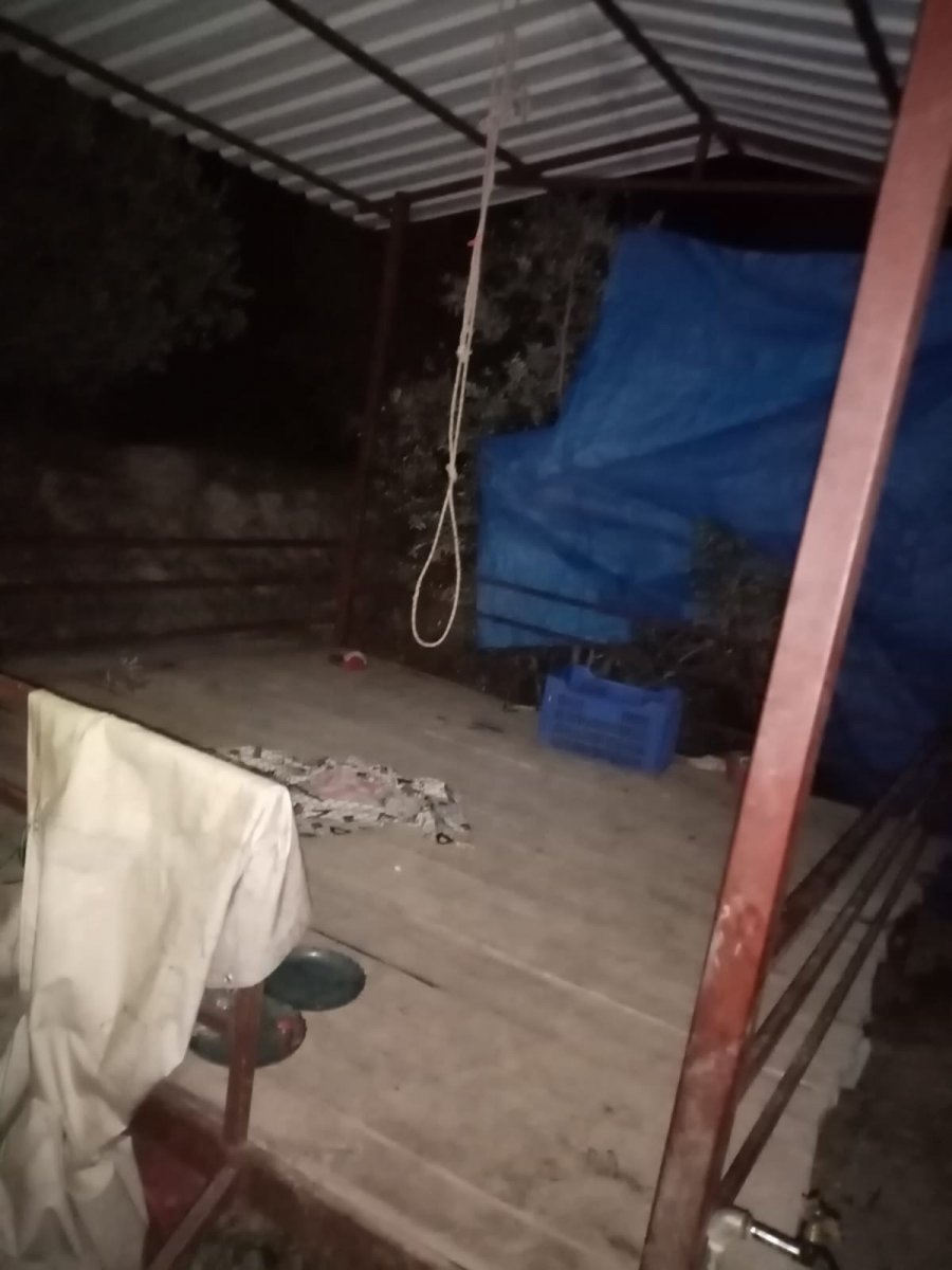 10 yaşındaki küçük kızın boynuna salıncak ipi dolandı, hayatını kaybetti