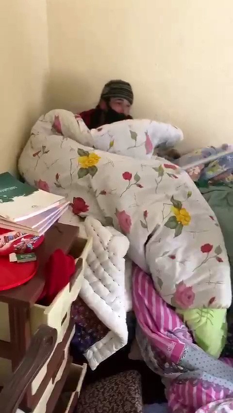 Hırsızlık için eve girdi, fark edilince battaniyenin altına saklandı