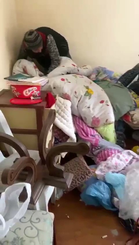 Hırsızlık için eve girdi, fark edilince battaniyenin altına saklandı