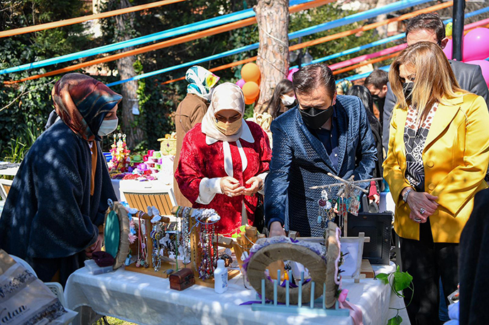 Tuzla'da kadınlar el emeklerini halka sunuyor!