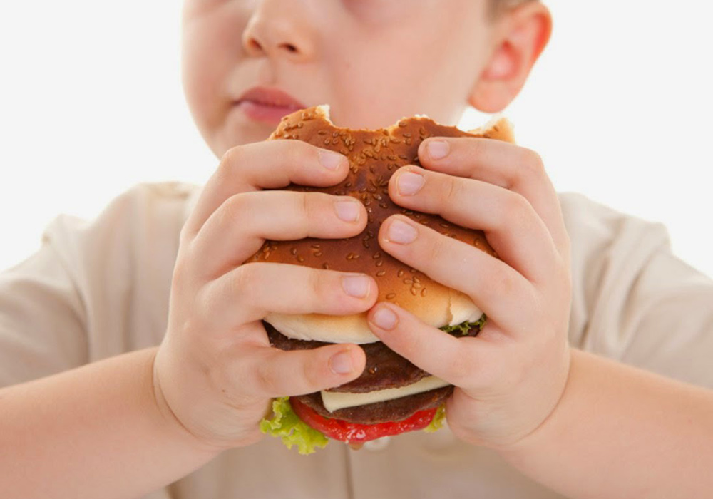İngiltere'de iki çocuk aşırı kilolu olduğu için mahkeme kararıyla ailesinden alındı, koruyucu aileye verildi