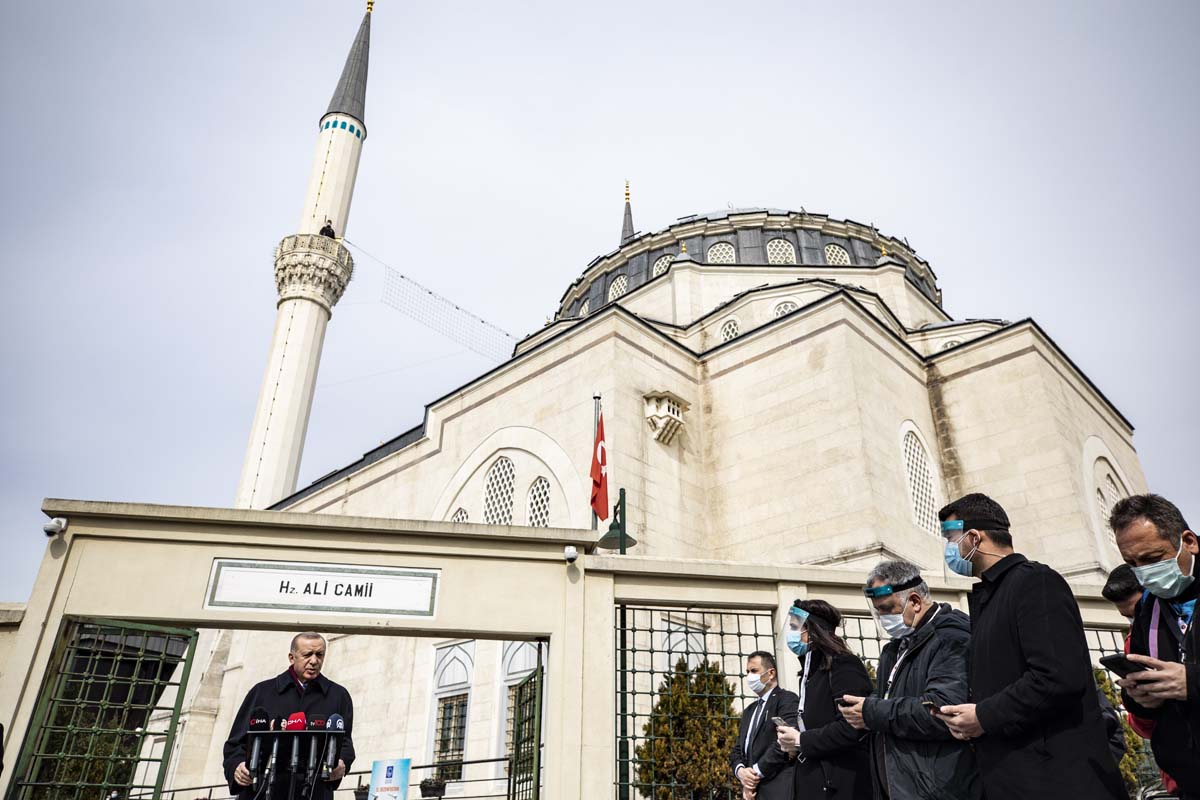 Cumhurbaşkanı Erdoğan, Cuma namazı çıkışı gazetecilerin sorularını yanıtladı