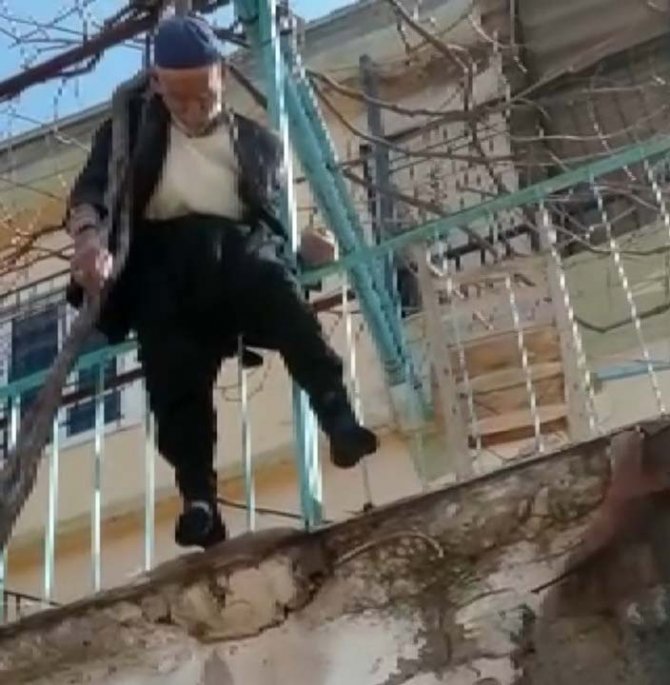 Yaşlı adam ağaca çıktı asılı kaldı!