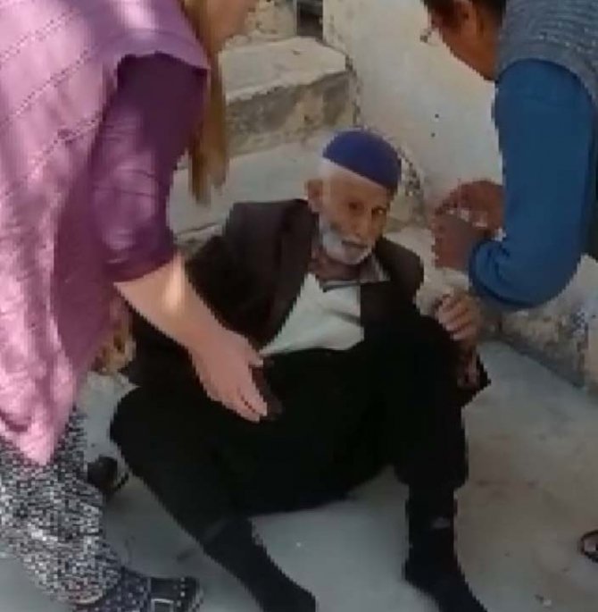 Yaşlı adam ağaca çıktı asılı kaldı!