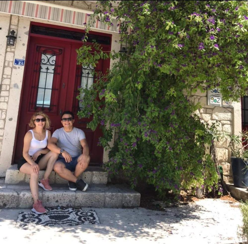 Annesinin bakımı için Bornova'ya gelmişti, eşi ile banyoda ölü bulundu