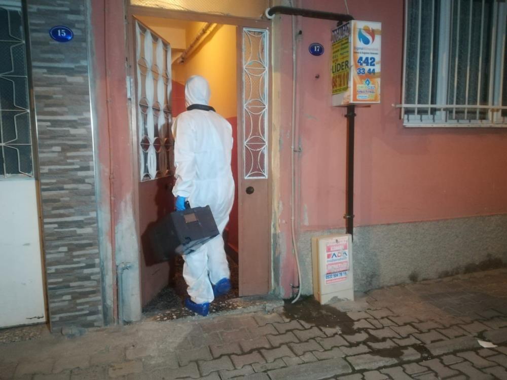 Annesinin bakımı için Bornova'ya gelmişti, eşi ile banyoda ölü bulundu