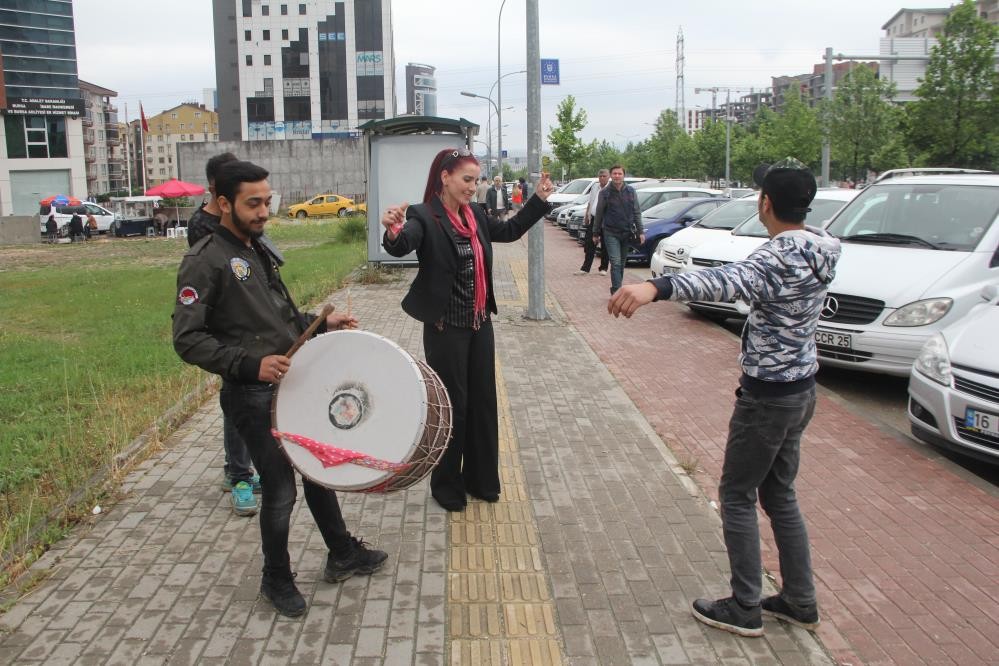 Boşandı diye kutlama yapmıştı, şimdi öldürülmekten korkuyor!
