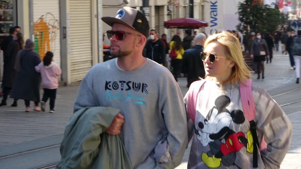 Taksimde koronavirüs tedbirlerine uymayan turistlere ceza