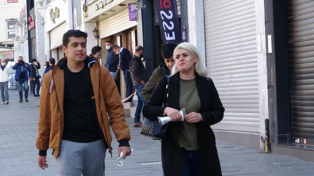 Taksimde koronavirüs tedbirlerine uymayan turistlere ceza