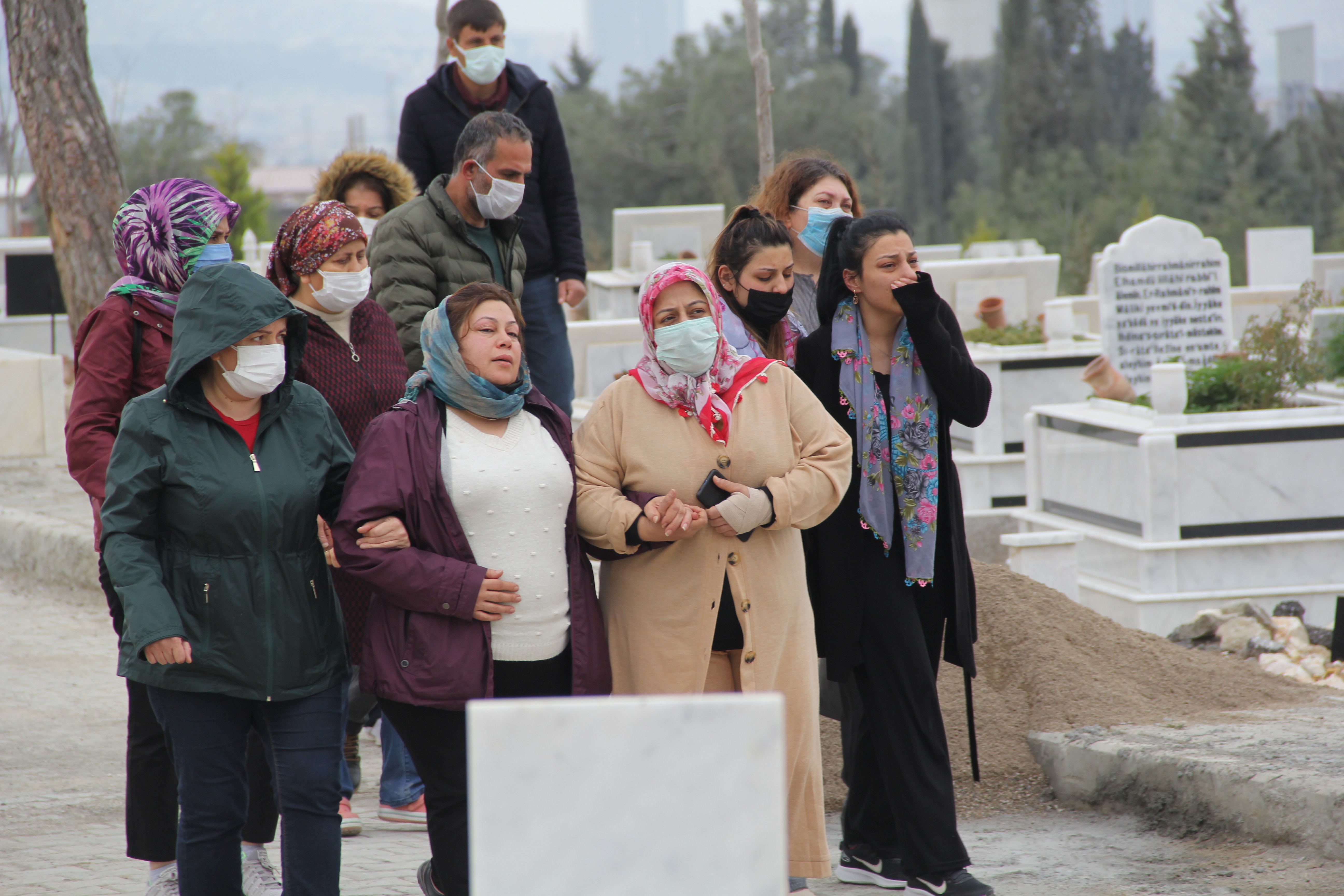Şofbenden sızan gaz sonucu banyoda zehirlenen genç çift gözyaşları ile toprağa verildi