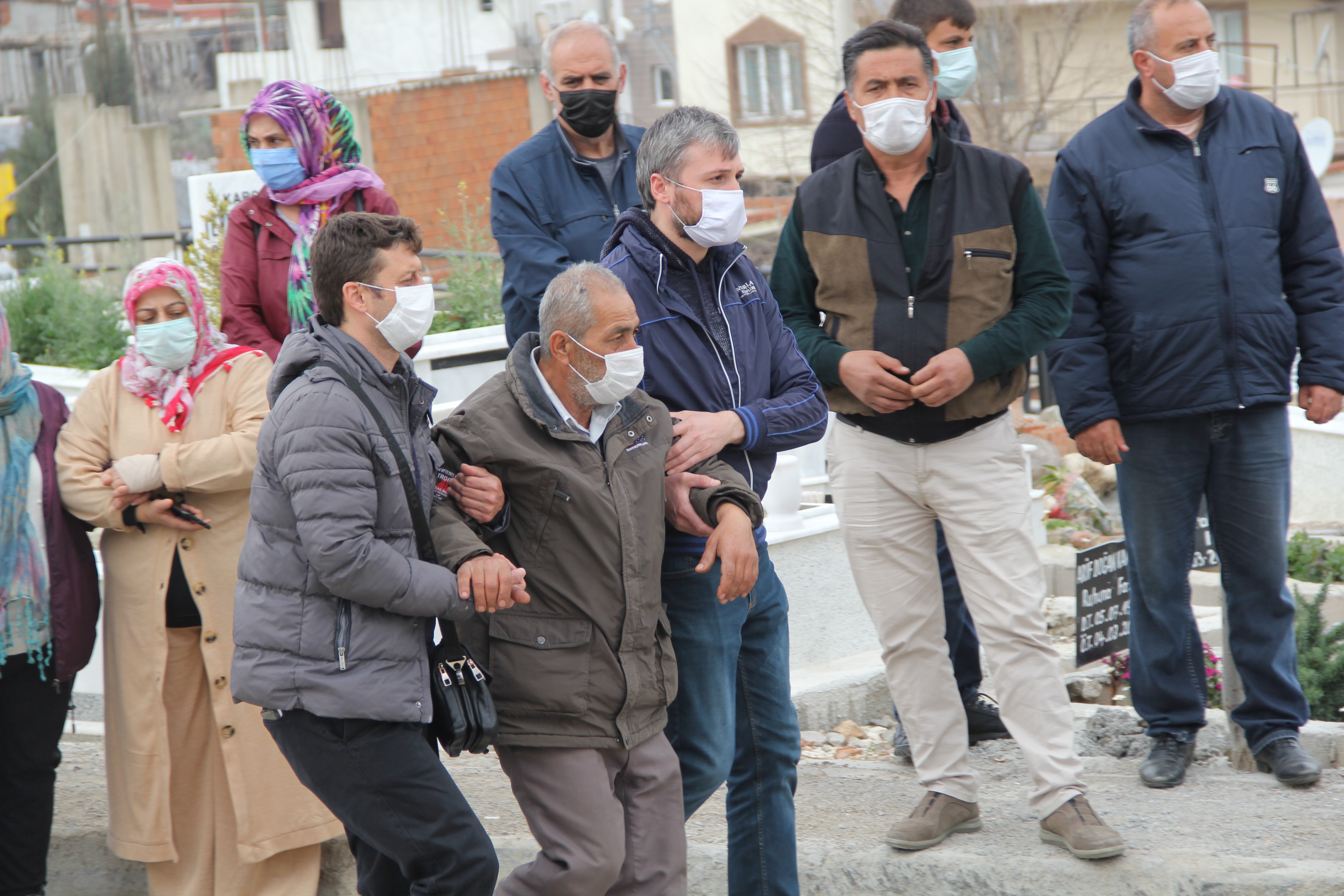 Şofbenden sızan gaz sonucu banyoda zehirlenen genç çift gözyaşları ile toprağa verildi