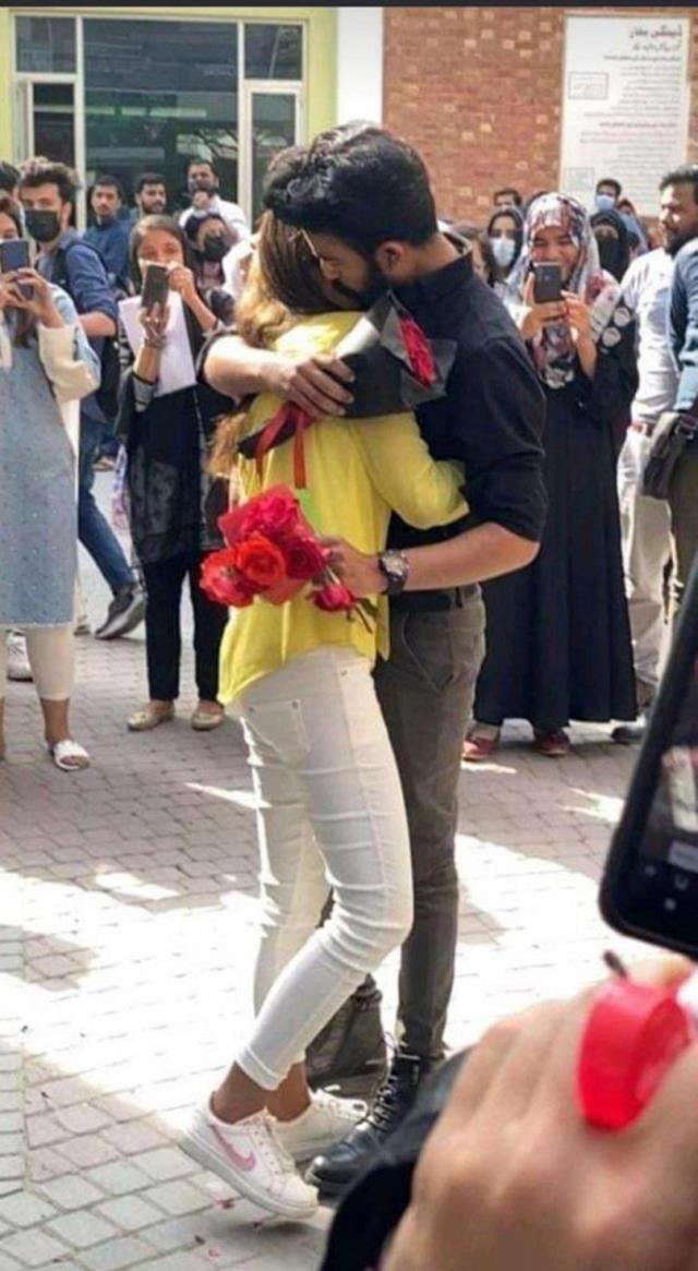 Pakistanda bir kız öğrenci üniversitede erkek arkadaşına evlenme teklifi edince ikili okuldan uzaklaştırıldı