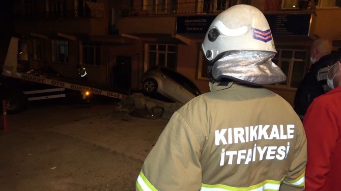 Kırıkkale'de otomobil apartmana daldı!