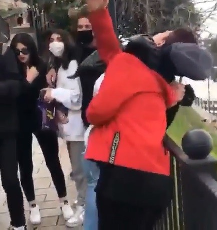 Gençler kavga ederken kızlar olayı kaydetti Kavganın sebebi: Kız meselesi