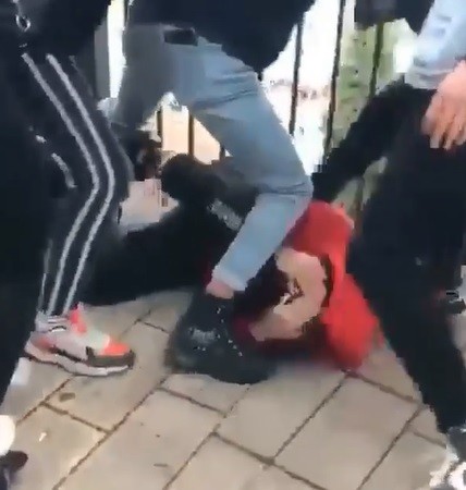 Gençler kavga ederken kızlar olayı kaydetti Kavganın sebebi: Kız meselesi