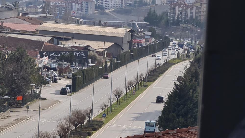 Bir sürücü akan trafiğe rağmen ters istikamette gitmeye devam etti, canını hiçe saydı
