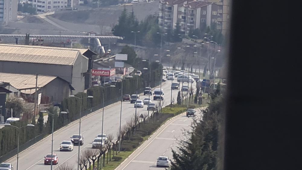 Bir sürücü akan trafiğe rağmen ters istikamette gitmeye devam etti canını hiçe saydı