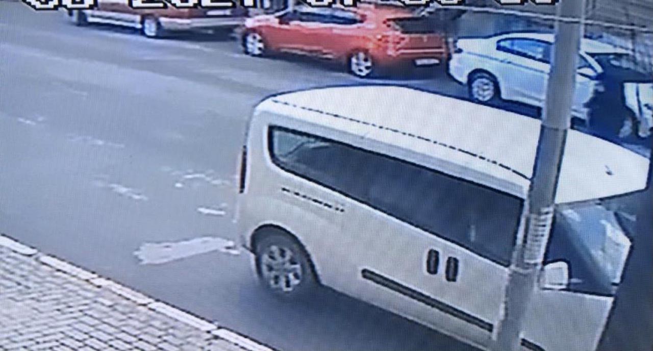 Avcılar'daki korkunç kaza anı güvenlik kameralarına yansıdı