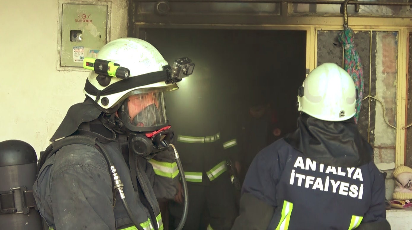 Antalya'daki ev yangınında vatandaşlar sokağa döküldü