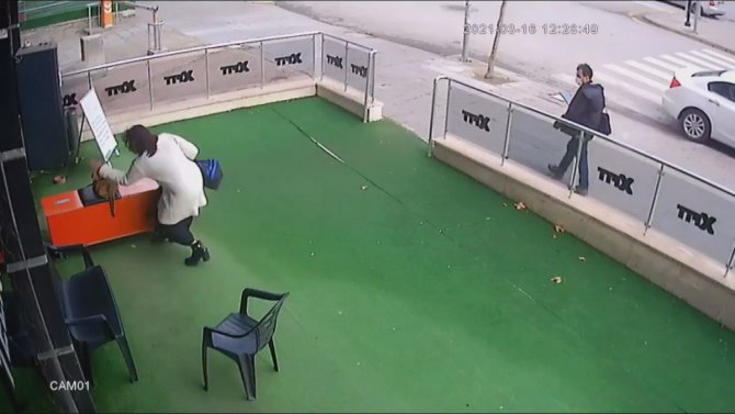 Ankara'da uyuyan kediye şiddet uygulayan kadın kameraya yansıdı!