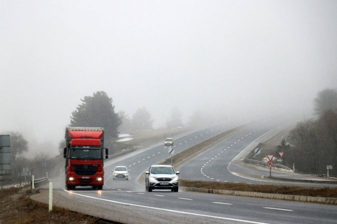 Bolu Dağı'nda kar yağışı ve sis etkili olmaya başladı