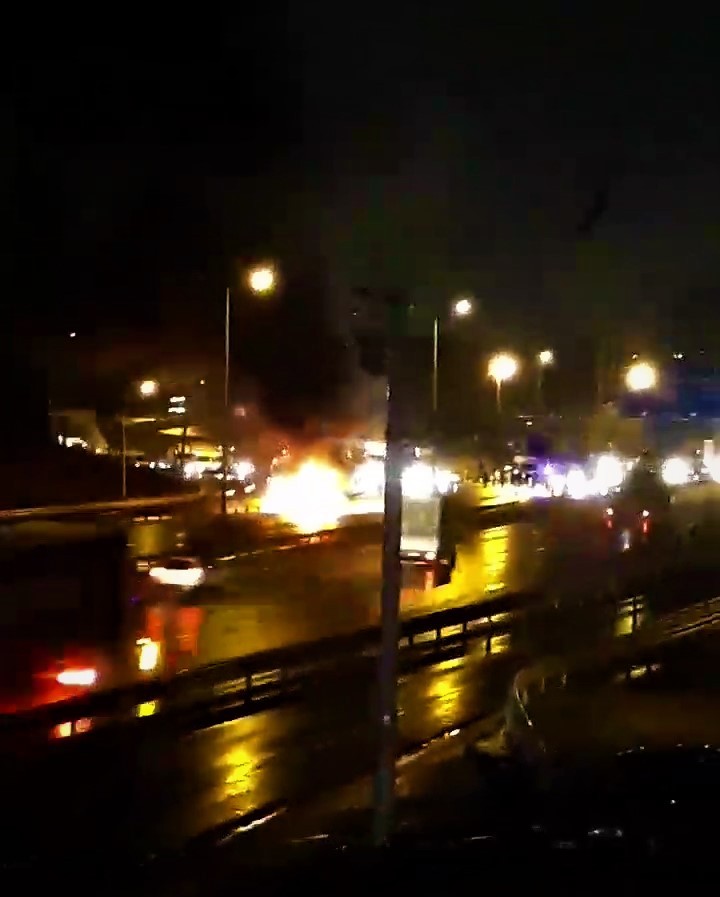 Kocaeli'nde hareket halindeyken alev topuna dönen araçtan yolcular canını zor kurtardı