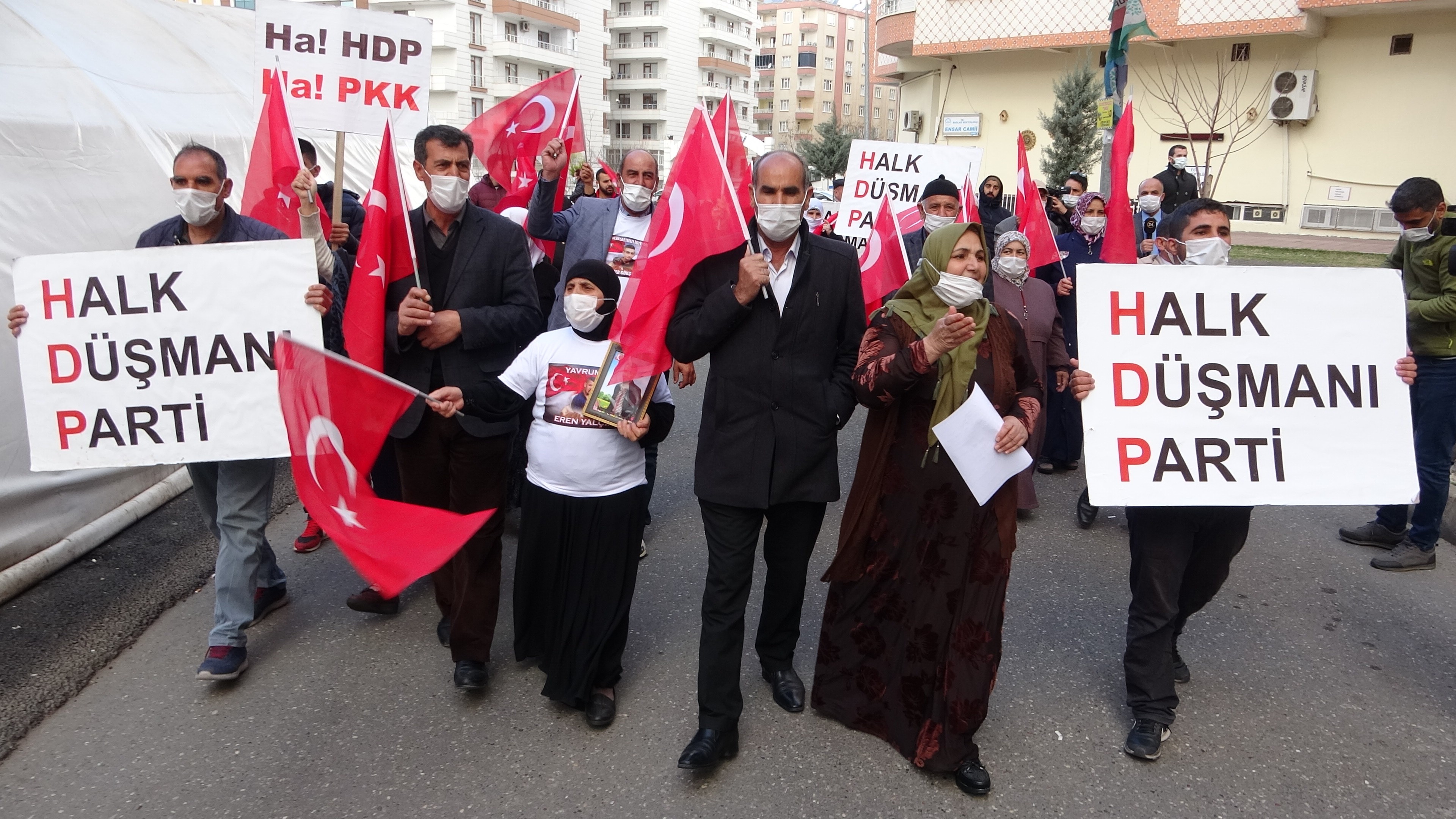 Evlat nöbetindeki ailelerin HDP isyanı: HDP kapatılsın!