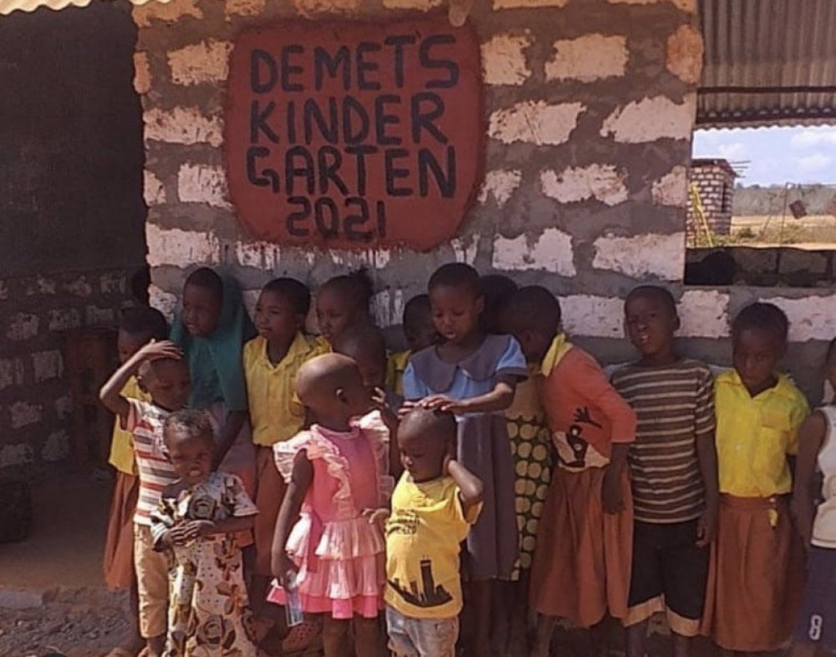 Hayranlarından Demet Özdemir'e doğum günü sürprizi! Kenya'da adına okul yaptırdılar!