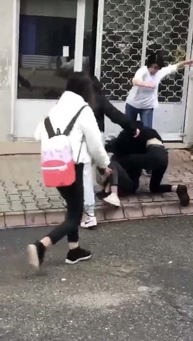 Genç kızın arkadaşları tarafından tekme tokat dövüldüğü anlar kamerada!