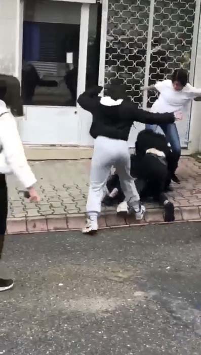 Genç kızın arkadaşları tarafından tekme tokat dövüldüğü anlar kamerada!