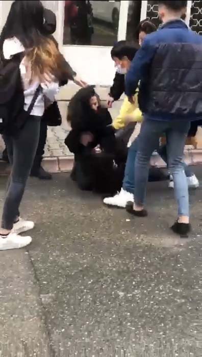 Genç kızın arkadaşları tarafından tekme tokat dövüldüğü anlar kamerada!