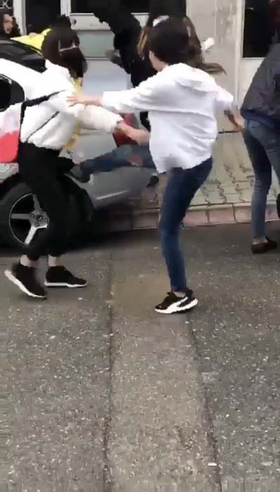 Genç kızın arkadaşları tarafından tekme tokat dövüldüğü anlar kamerada!