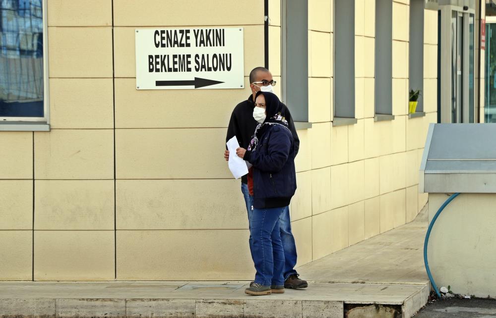 Çamaşır suyuyla arabasını yıkadı, canından oldu!