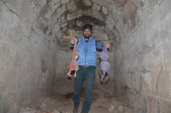 Define avcıları yüzyıllık tarihi mezarlara zarar verdi