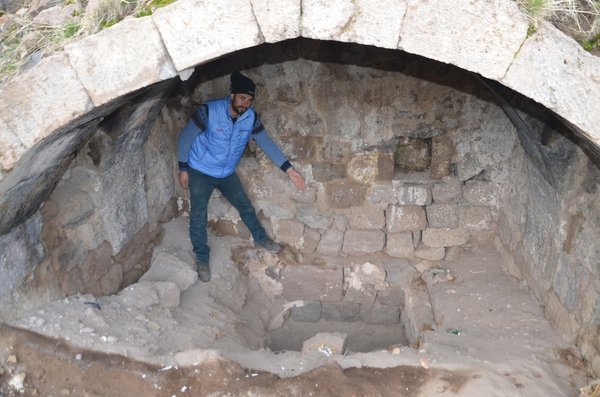 Define avcıları yüzyıllık tarihi mezarlara zarar verdi
