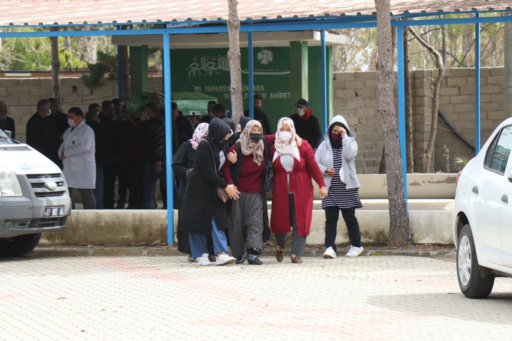 Karısını öldüren Besat Doğan'a adliye önünde 'Adamın kralısın' tezahüratı!