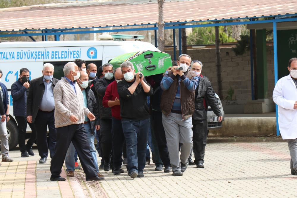 Karısını öldüren Besat Doğan'a adliye önünde 'Adamın kralısın' tezahüratı!