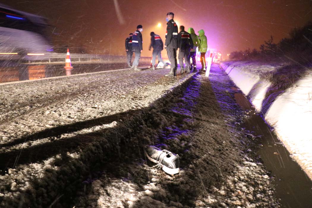 TEM’de otobüsten indirilen genç feci şekilde can verdi!