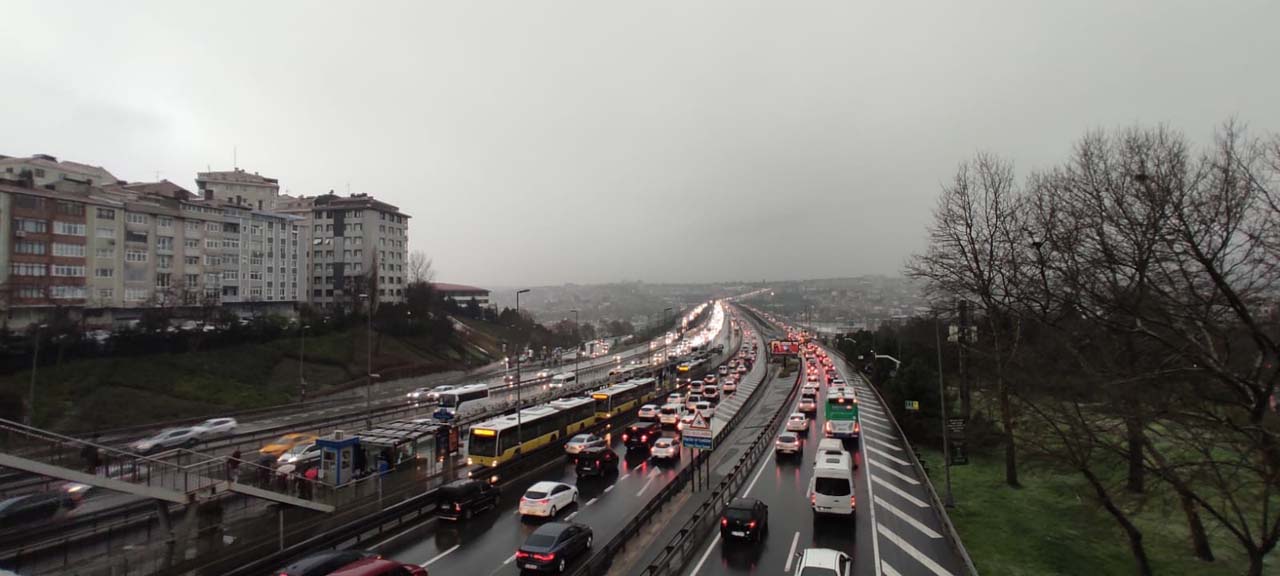 Kar yağışı ve kazalar İstanbul trafiğini kilitledi: Yoğunluk yüzde 60’a ulaştı