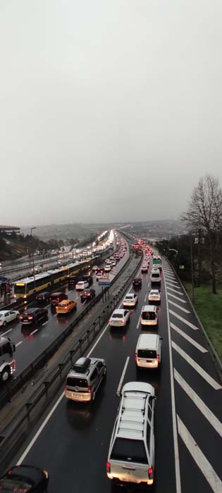 Kar yağışı ve kazalar İstanbul trafiğini kilitledi: Yoğunluk yüzde 60’a ulaştı