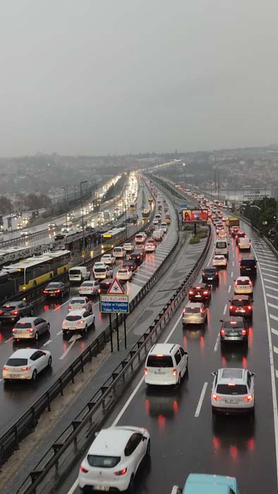 Kar yağışı ve kazalar İstanbul trafiğini kilitledi: Yoğunluk yüzde 60’a ulaştı