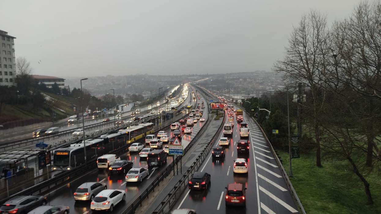 Kar yağışı ve kazalar İstanbul trafiğini kilitledi: Yoğunluk yüzde 60’a ulaştı