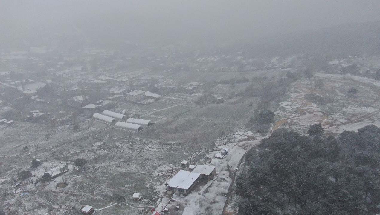 İstanbul'un yüksek kesimleri kar yağışına teslim oldu