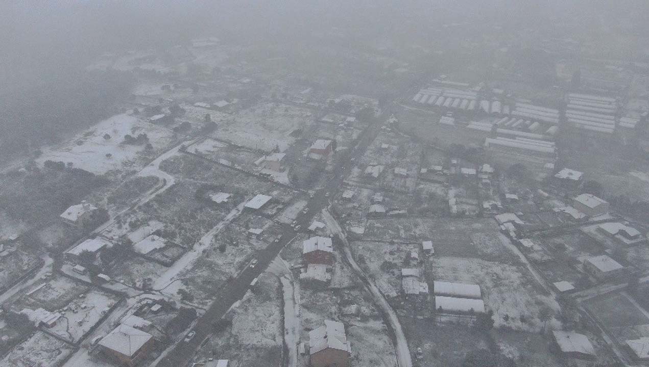İstanbul'un yüksek kesimleri kar yağışına teslim oldu