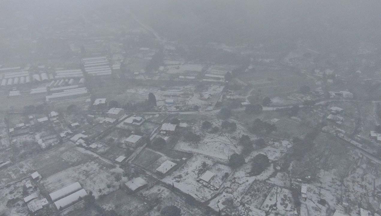 İstanbul'un yüksek kesimleri kar yağışına teslim oldu