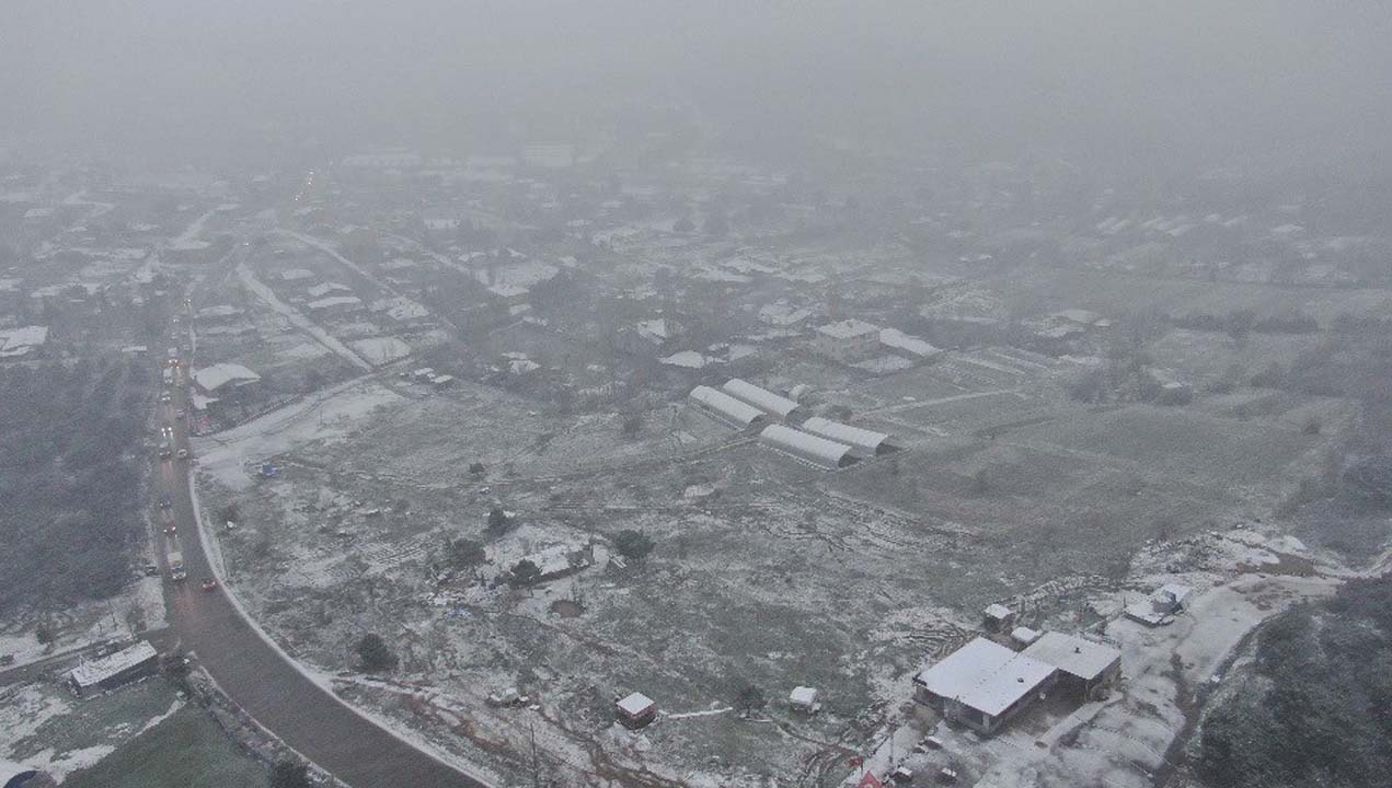 İstanbul'un yüksek kesimleri kar yağışına teslim oldu