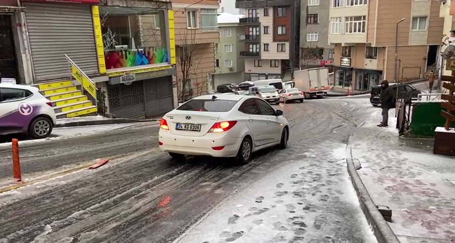 Kar yağışı araç sürücülerine zor anlar yaşattı