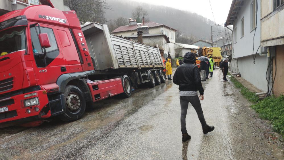 Tır eve girdi, mahalle elektriksiz kaldı